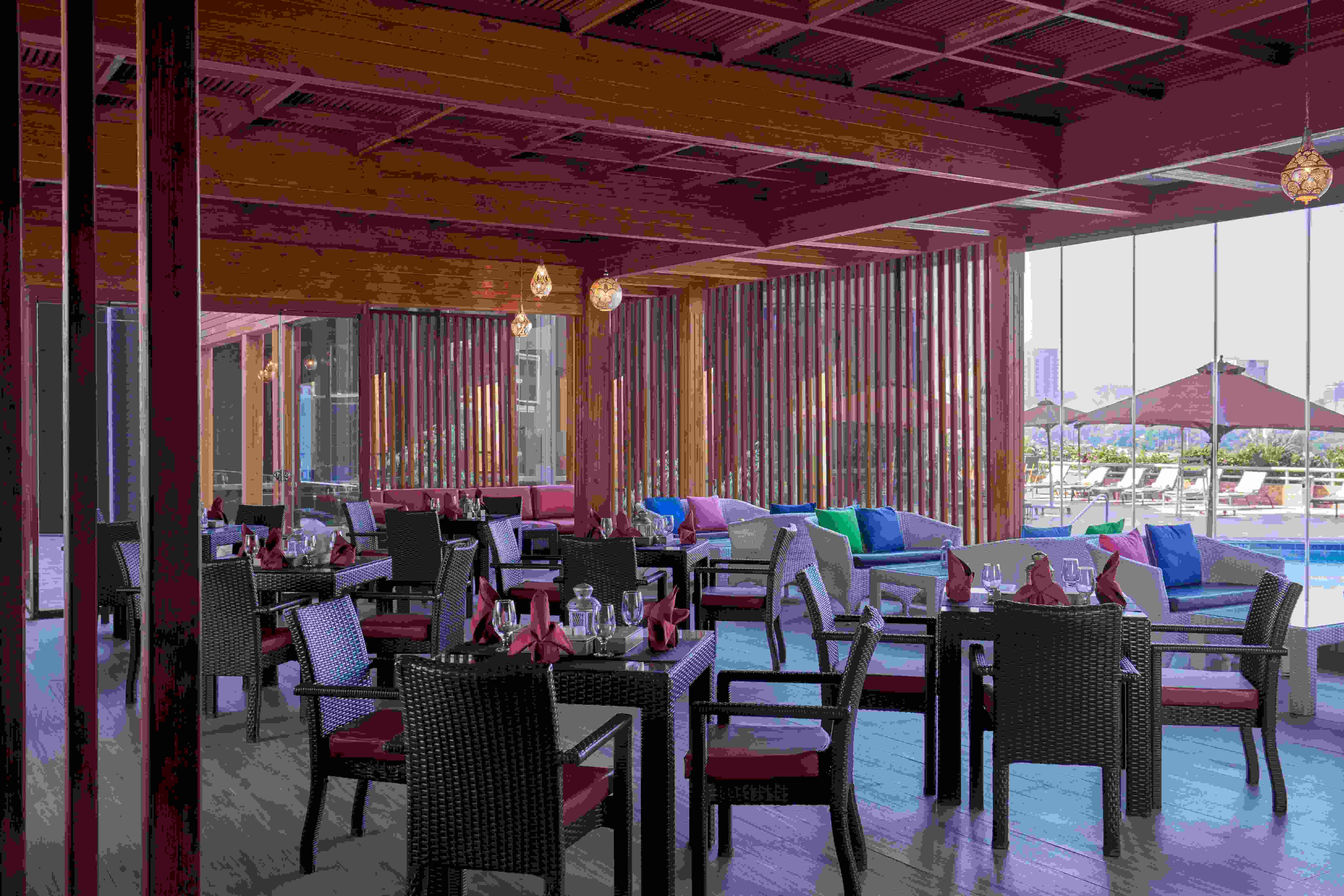 Breezes Lounge & Grill